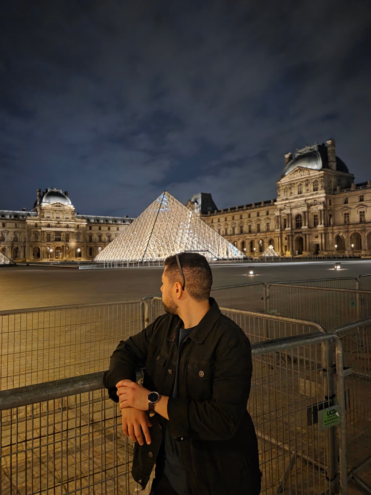 Retrato de ROBOT WIKI em frente ao Louvre